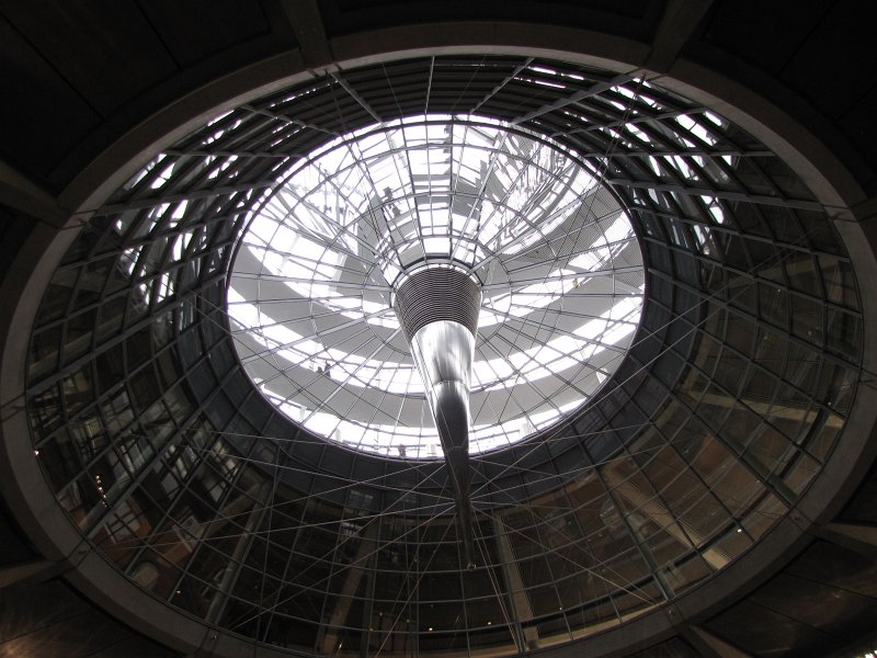 koepel reichstag.jpg - Kijk je in de zittingszaal naar boven, dan zie je de grote koepel van de Reichstag.